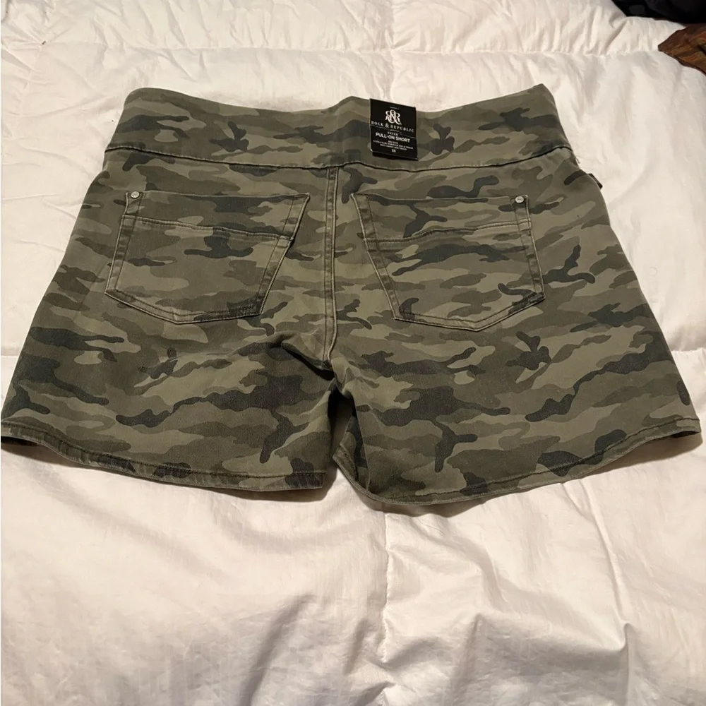 Rock & Republic Olive Green Camo  Shorts - Picture 2 of 3